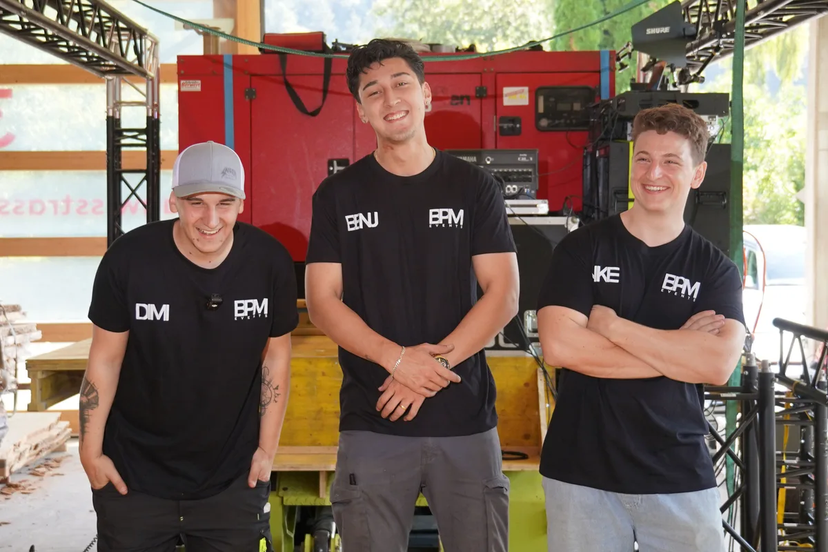 (vlnr) Dimitri Zwahlen, Benjamin Klingenberg und Mike Anliker stehen auf dem Lastwagen.